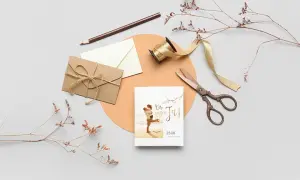 Hochzeitskarte oder Einladung mit Umschlägen auf Tisch, Zweige als Deko