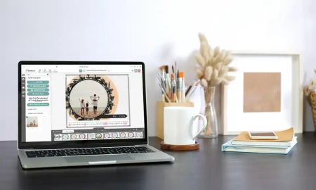 Tischkalender als Fotokalender auf Laptop selbst gestalten, steht auf Schreibtisch mit Plfanzen und Kaffeebecher