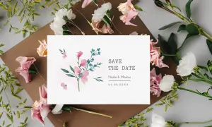 Romantisches Blumen Design auf Einladung zur Hochzeit, weißes Papier, romantische Blumen im Hintergrund