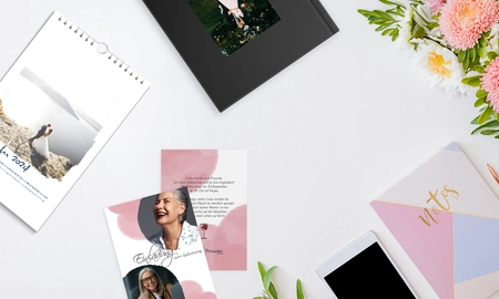 Bild mit Einladungskarte, Design mit lachender Frau