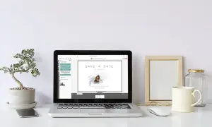 Hochzeitseinladungen am Tablet selbst designen, elegante Hochzeitskarte mit weißem Hintergrund