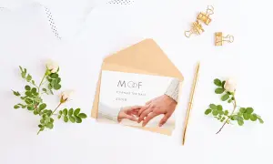 Romantische Hochzeitskarte im Vintage Design, rustikaler brauner Umschlag, zwei sich haltende Hände abgebildet