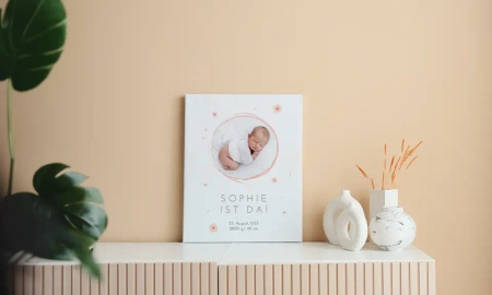Wandbild, Bild hell, weiß, steht an der Wand, Motiv Baby, rosa Schrift,