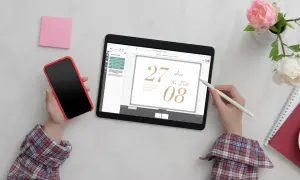 Elegante Einladungskarten zur Hochzeit am Tablet gestalten, Hochzeitseinladung mit goldenen Ziffern