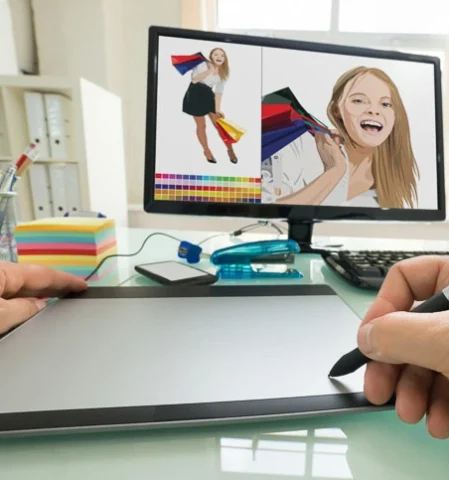 Adobe Photoshop vs. GIMP. Jemand arbeitet am PC und retuschiert mit Affinity Photo ein Bild.