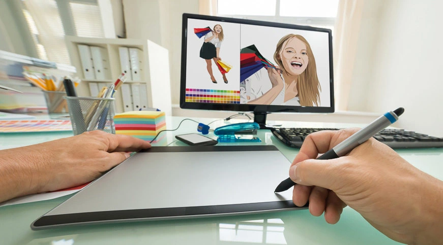 Adobe Photoshop vs. GIMP. Jemand arbeitet am PC und retuschiert mit Affinity Photo ein Bild.