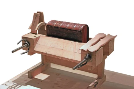 Buchbindungs Arten, hier mit einem Gerät für hochwertige Buch Bindung.