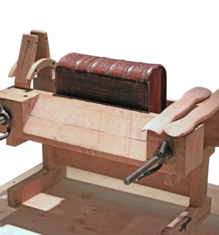 Buchbindungs Arten, hier mit einem Gerät für hochwertige Buch Bindung.