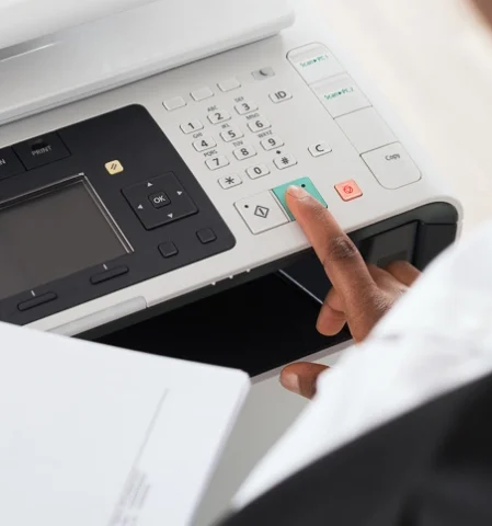 Drucker installieren: eine Person versucht einen Drucker mit dem WLAN zu verbinden