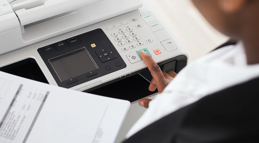 Drucker installieren: eine Person versucht einen Drucker mit dem WLAN zu verbinden