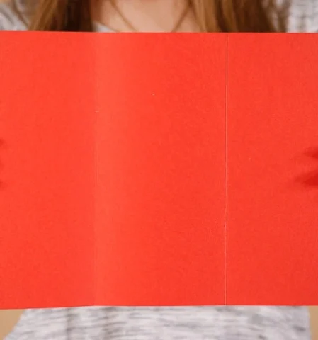 Falzarten: Rotes DIN Papier mit Wickelfalz