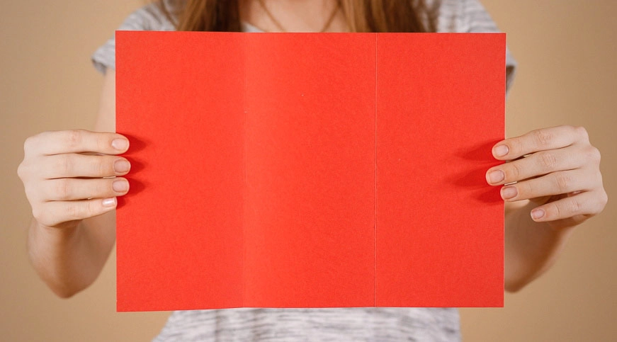 Falzarten: Rotes DIN Papier mit Wickelfalz