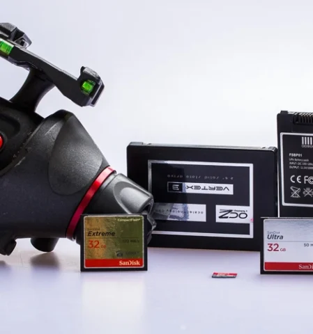 Fotoausrüstung: Akkus, Objektiv, große Speicherkarten, Blitz. Zum Foto-Equipment für Fotografen fehlen Kameras wie Nikon, Canon oder Alpha und ein Stativ.
