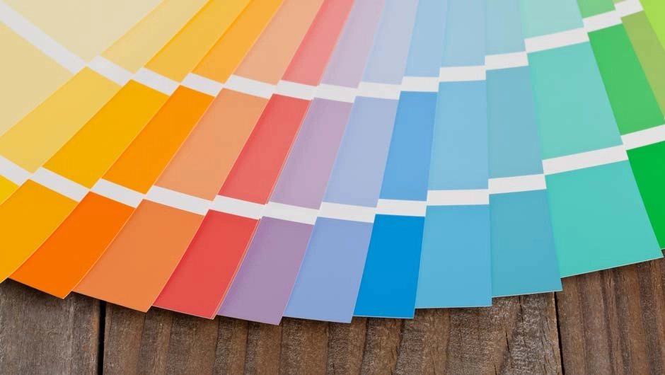 Gelb, orange, rosa, rot, violett, braun, grau oder weiß – die Farbpsychologie weiß um die Bedeutung und Wirkung von Farben.