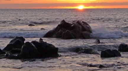 Klippen im Meer bei Sonnenuntergang; Bilder entrauschen mit AI Image Bildrauschen entfernen