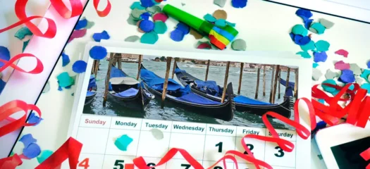 Kreativer Fotokalender zum Aufhängen mit Bild von Venedig. Design für Karnevall – umgeben von Konfetti und Luftschlangen